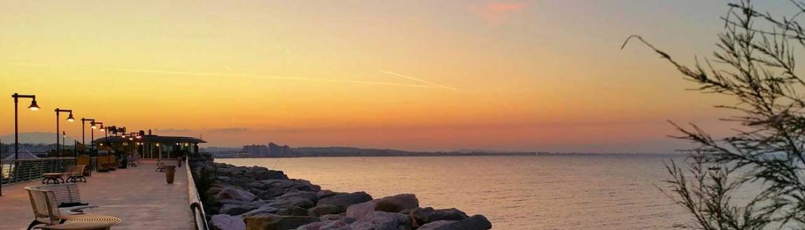 Tramonto sulla passeggiata del porto di Cattolica Tramonto sulla passeggiata del porto di Cattolica