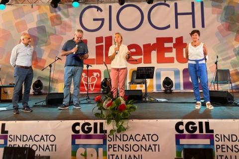 Sul palco insieme alla Prima cittadina, i rappresentanti Spi Cgil Lombardia, Valerio Zanolla, segretario generale, la segretaria Merida Madeo, e Pietro Giudice, responsabile area benessere