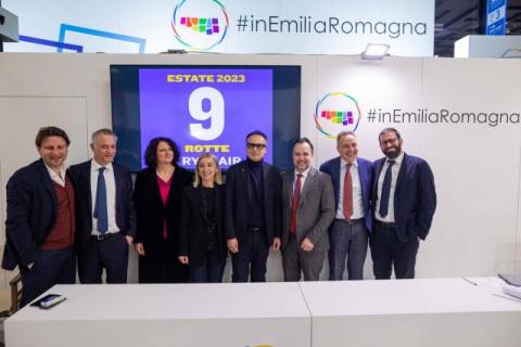 Da sinistra: Mauro Bolla, Country manager Italia Ryanair, Leonardo Corbucci, AD Ariminum, Chiara Astolfi direttore Visit Romagna, Franca Foronchi sindaca di Cattolica, Andrea Corsini Assessore Regionale al Turismo Emilia Romagna, Emanuele Burioni, Direttore Apt Servizi Emilia Romagna, Domenico Pascuzzi, sindaco Gabicce, Filippo Gasperi Sindaco Gradara