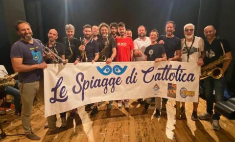 Con partenza alle ore 16.30 dalla spiaggia libera della zona Ventena e arrivo nella spiaggia libera in zona Porto, la FUNK OFF BAND con i suoi quindici elementi porterà una ventata di allegria e sound per tutta la spiaggia