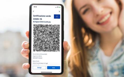 La certificazione verde o green pass può essere cartacea o digitale 