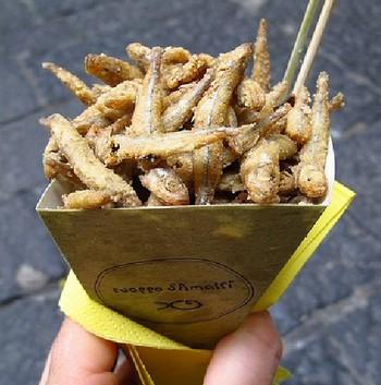 Un appetitoso cartoccio di fritto di paranza