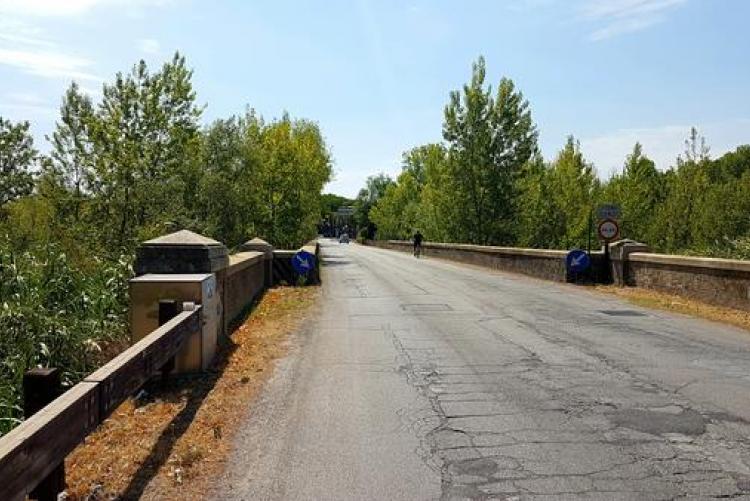 lavori di riasfaltatura del ponte sul fiume Conca (vecchia statale 16)