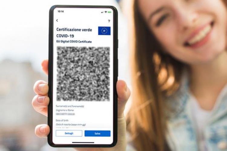 La certificazione verde o green pass può essere cartacea o digitale 