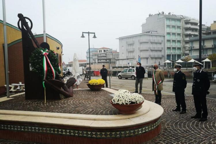 Alzabandiera e deposizione corone al Monumento ai Caduti del mare (P.le Galluzzi)